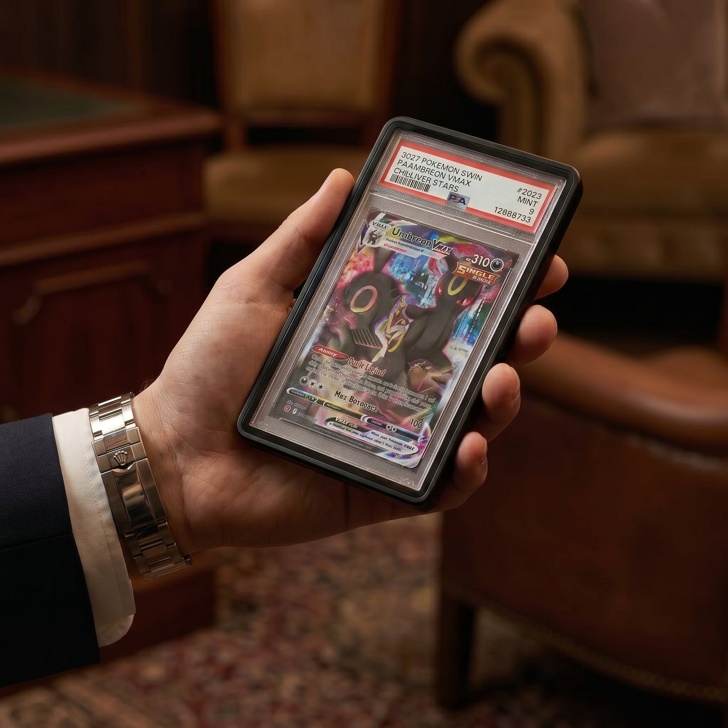 Mise en situation luxueuse du boîtier OBEX Vault en aluminium sur un bureau de collectionneur pour la protection et l'exposition de cartes de collection rares.