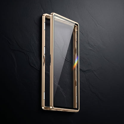 Profil ultra-fin et design minimaliste du boîtier de protection OBEX Vault en aluminium doré.